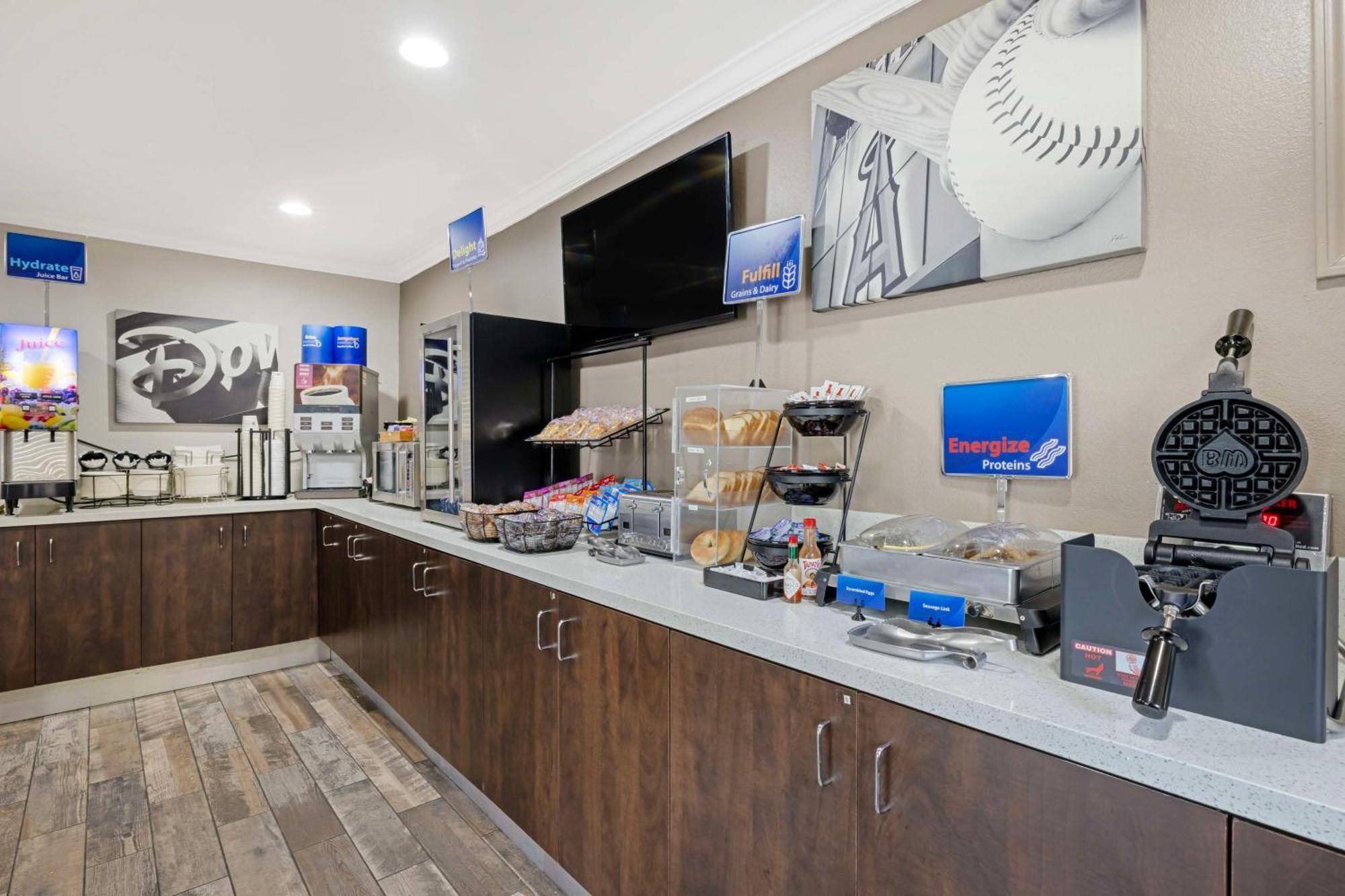 Best Western Courtesy Inn Hotel - Anaheim Resort At The Park Экстерьер фото