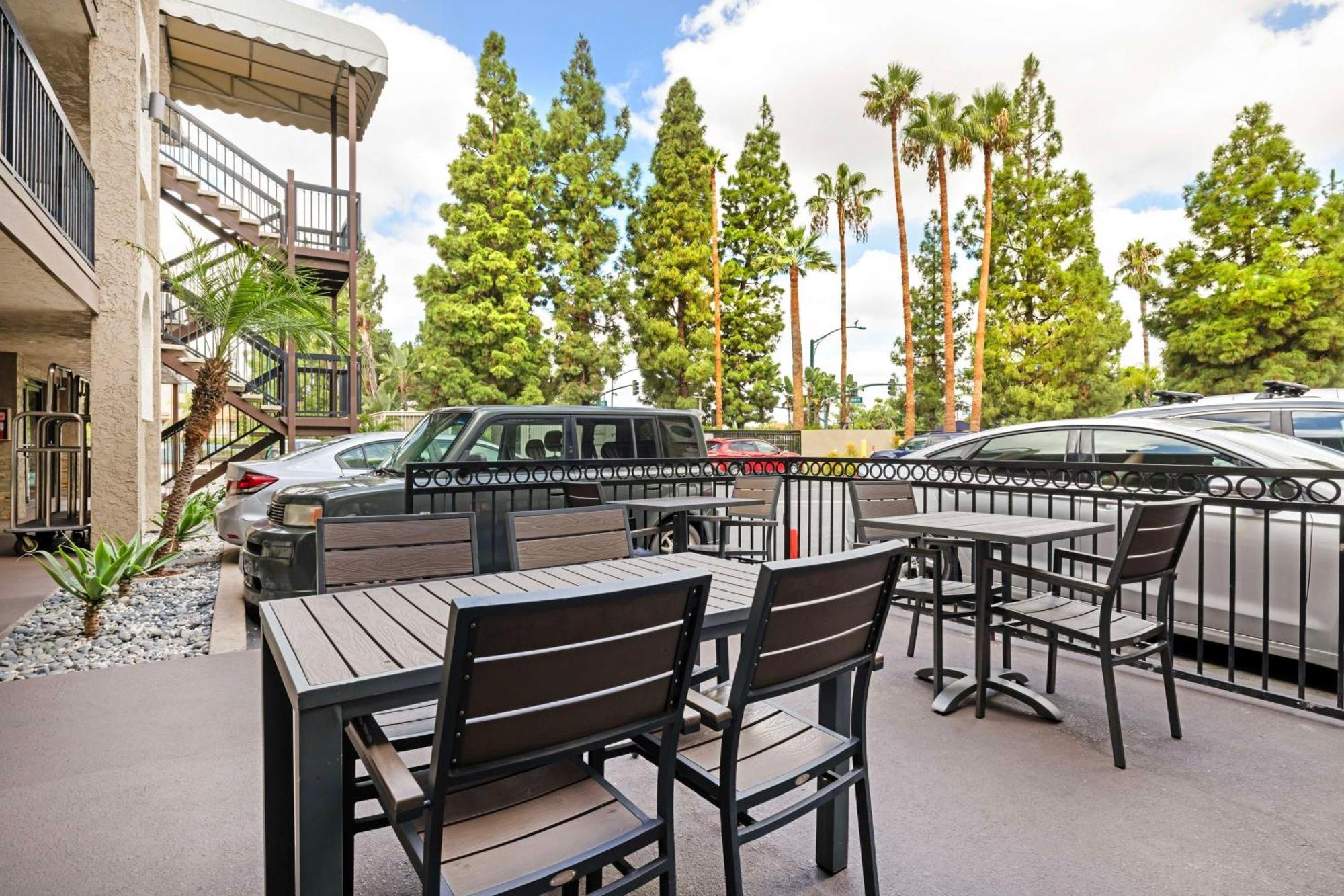 Best Western Courtesy Inn Hotel - Anaheim Resort At The Park Экстерьер фото