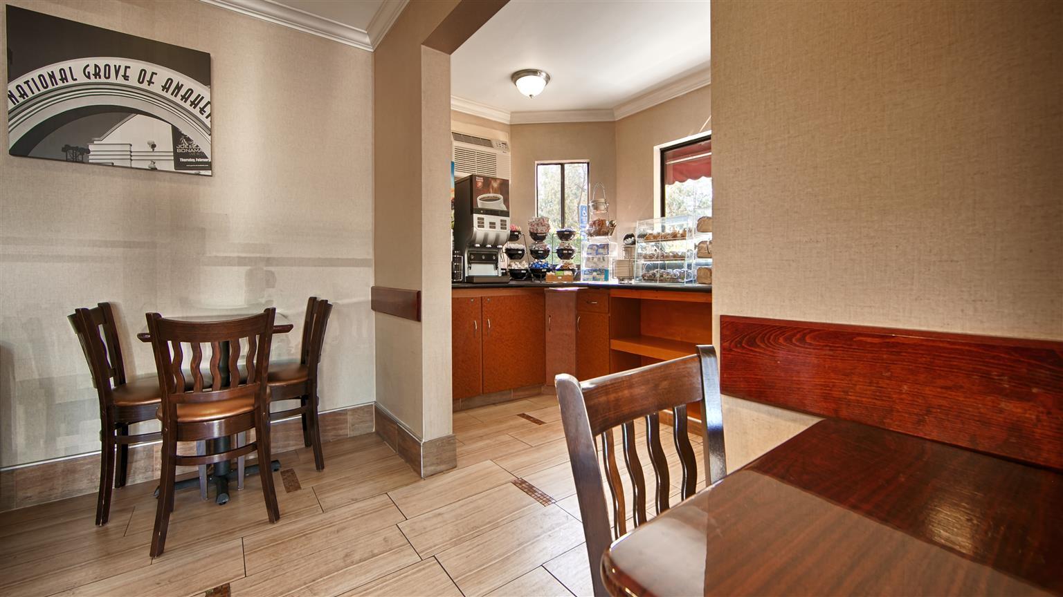 Best Western Courtesy Inn Hotel - Anaheim Resort At The Park Экстерьер фото